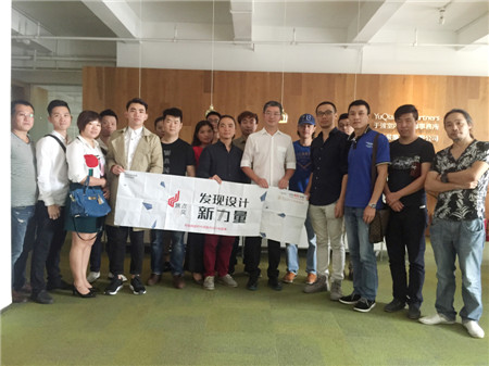 設計游學團與設計師于強合影